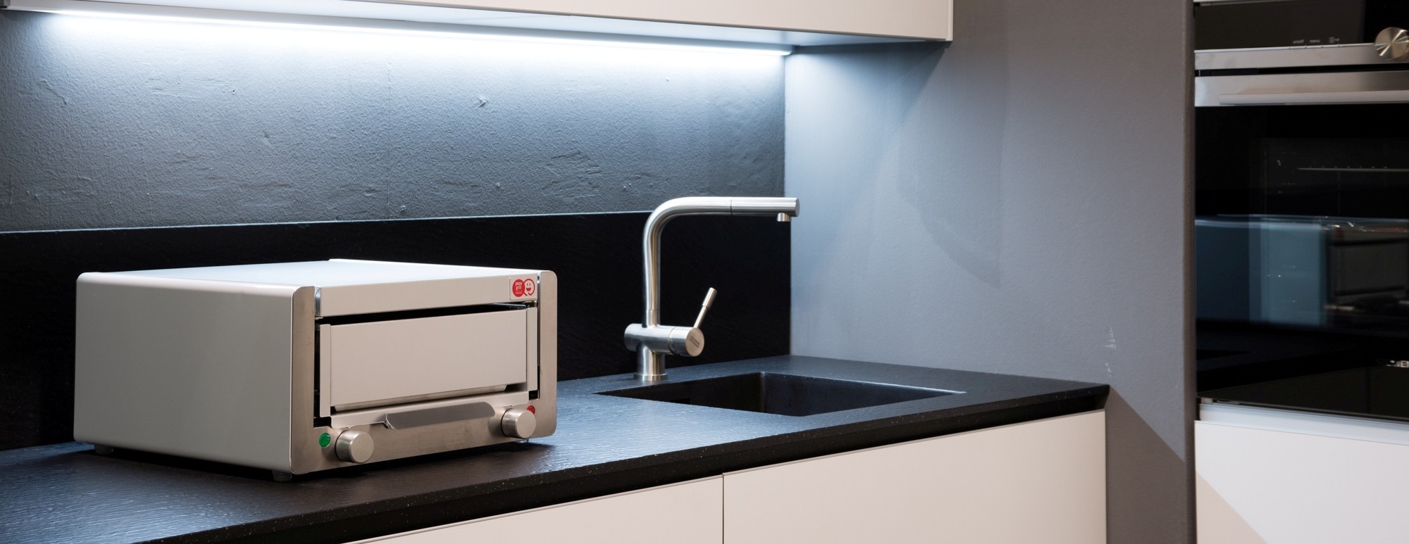 Pepegrill EVO M in funzione in una cucina moderna